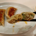 上海飯店 - お疲れ様セット　手作り焼き大餃子断面