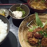 おでん酒家 KOH - 唐揚げ定食。味噌汁じゃなくて中華スープだよ