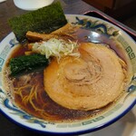 Chuukasoba Komashou - おっとー、見えた見えた麺が見えましたよ。スープが光ってますね。こりゃ美味しそうだー。