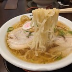 久月 - 味噌に比べると平たい麺♪