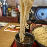 Hachiban Ramen - 麺へのスープ絡み具合は今一つ、まあこれでいいけどね。