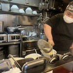 煮干らーめん 川むら - オペレーション、凄くスムーズな2オペ体制。お陰で大将と話が出来た。