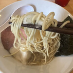 Niboshi Ramen Kawamura - パツンとした細麺。極上の麺は菅野製麺。