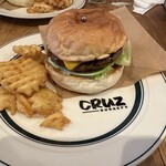 CRUZ BURGERS & CRAFT BEERS - チェダーチーズバーガー