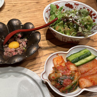 焼肉すどう 春吉 - 前菜　サラダ　キムチもりあわせ