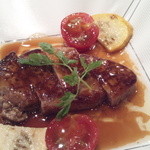 こんがり良い色合いに焼かれたフォアグラ