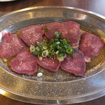 炭火ホルモン壱 - タン先（しお）