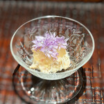 ぬま田 - 毛蟹　ジュレ　シブレットの花