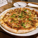 ChaBou's - スモークチキンと葱のピザ