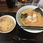 Niramen Shoppu - ラーメンセット、980円。