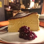 Guara mansion bar ＆ art gallery - ピスタチオバスクチーズケーキ ¥650