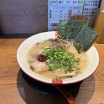 ラーメン凪 豚王 渋谷本店 - ラーメン790円　　なぜかのり！