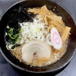 とうせんや - 背脂たっぷり！玉ねぎどっさり！人気急上昇！
燕三条系醤油ラーメン