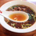 Bimi Shokutaku Shanshan - 牛バラ肉麺のスープ