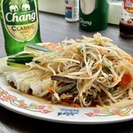 タイ国料理 ゲウチャイ - そうめん入り特製パパイヤサラダ(塩蟹入り)、タムスア。手前の下に塩蟹の足が見える