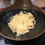 讃岐うどん 伊吹や製麺 - 天かすは別皿で提供してくれます