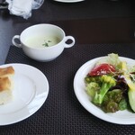 ラ ビストリア - サラダ、フォカッチャ、グリーンピースのポタージュ。