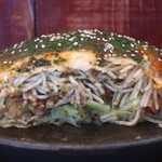 Hiroshima Ji Okonomiyaki Tarachan - 肉玉子そば入り断面アップ