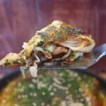 Hiroshima Ji Okonomiyaki Tarachan - 肉玉子そば入りリフトアップ