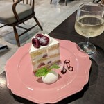ヌンク ヌスク - チェリーのケーキと白ワイン