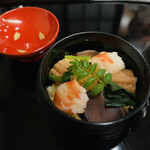 山玄茶 - 蓋がお猪口になっているお花見お弁当仕様のミニちらし寿司！*。ヾ(｡>ｖ<｡)ﾉﾞ*。