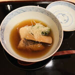 山玄茶 - パカッ。肉厚な桜鯛は今が旬です！筍にもしっかり味が染み込んで。