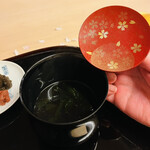 山玄茶 - パカッ。地味な漆器の裏蓋に桜。これがわびさびの世界観です。