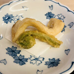 山玄茶 - 大好きなマナガツオとコゴミの天ぷら。器はやっぱり桜吹雪柄♡