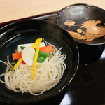 山玄茶 - パカッ。蛤しんじょの椀物。お出汁が秀逸です！