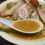ちゃーしゅうや武蔵 - スープは煮干しの効いた深みのある味わい。