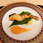 山玄茶 - 絶妙な焼き加減の桜鱒の幽庵焼き。桜の葉を敷いて風流ですね⸜( ˶'ᵕ'˶)⸝
