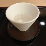 山玄茶 - 本日は薄いピンク色の花びらが可憐な桜湯から始まって。