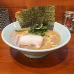 銀家 - 元祖 家系ラーメンと銘打った、とんこつ醤油。