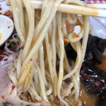 麺や hide - 辛味噌ラーメン（930円）、味付け玉子（＋120円）
      太麺ですね