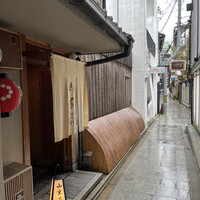 山玄茶 - いつもと違う角度の山玄茶さん。くれなゐの二尺伸びたる薔薇の芽の針やはらかに春雨のふる。