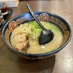 にんにくラーメン 幸ちゃん - とんこつ醤油ラーメン(935円、斜め上から)