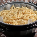 関目団長 - 黒醬油煮卵入りラーメンの麺
