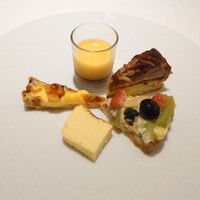 ルメルシマン オカモト - ワゴンデザートから5種（チーズケーキ、フルーツタルト、プリン、チーズケーキ、レモンタルト）