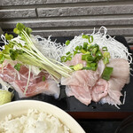 ゆうき食堂 - 新鮮なクロダイとヒラメ縁側