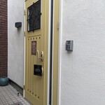 土土カフェ - 入口の黄色い扉が印象的です