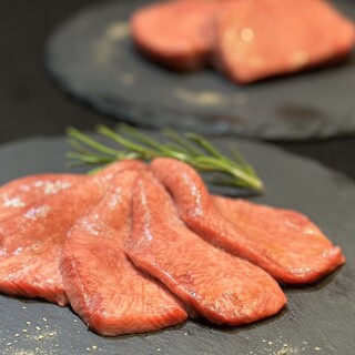 A Yakiniku (Grilled meat) restaurant where you can casually enjoy carefully selected raw tongue and Echigo beef.