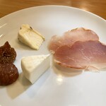 BISITO - 無花果とチーズとハムの盛合せ