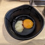 伝説のすた丼屋 - 卵を割ってニンニクをドバっと＆しょう油をたら〜り