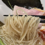 酒肴場 屯 - 麺は中華蕎麦とは異なる全粒粉入りの細麺