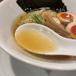 酒肴場 屯 - キレのある白醤油にぶどう山椒の香りが華やかなスープ