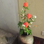 神保町 傳 - でも店内には鶏頭やリンドウといった秋の花が。