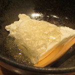 神保町 傳 - フランス産のチーズの上にトマトのゼリーがかかったデザート。でもやはり和食のデザートでした。