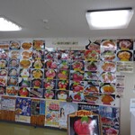 小川港魚河岸食堂 - 壁一面のメニュー写真