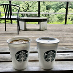 STARBUCKS COFFEE - お店の外の池側のベンチにて