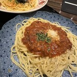 洋麺屋 五右衛門 - 五右衛門伝統のミートソース& 紅ズワイガニと海老と本からすみのアーリオオーリオペペロンチーノのハーフセットB